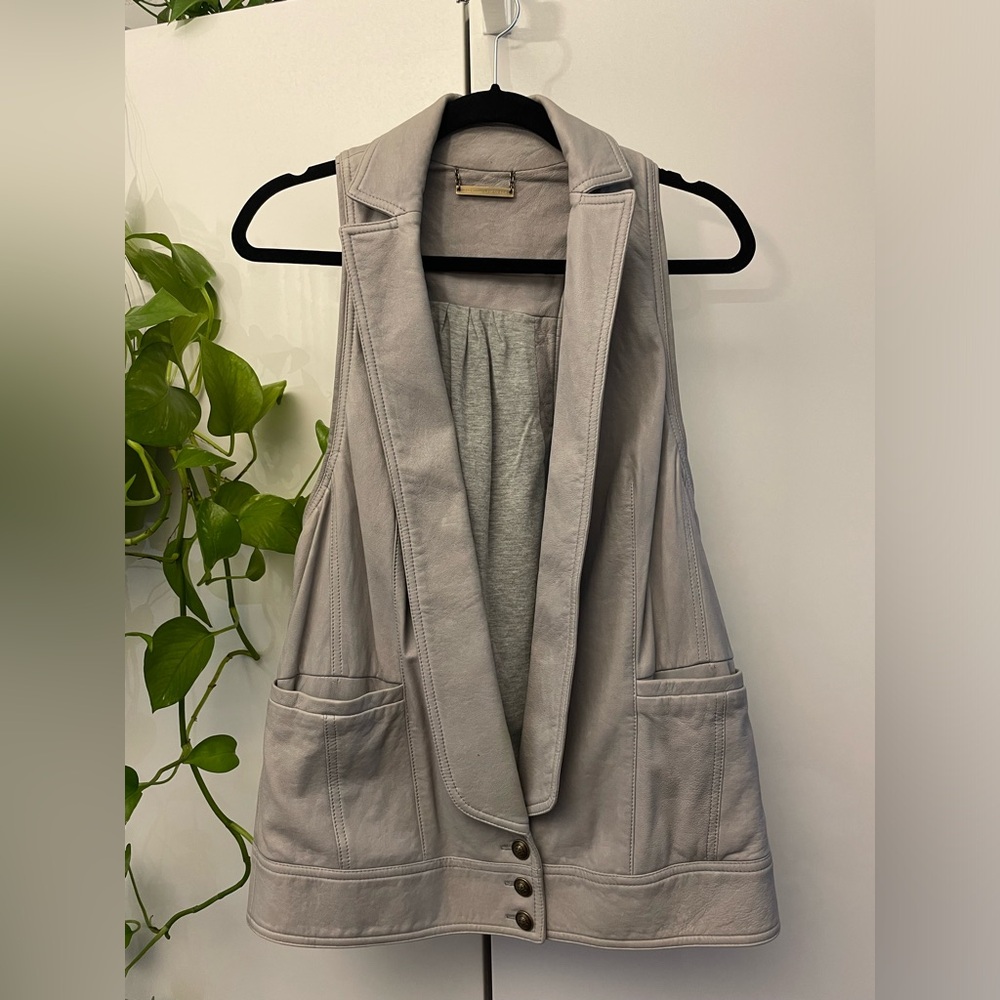 Diane Von Furstenberg gray leather vest
Size 2